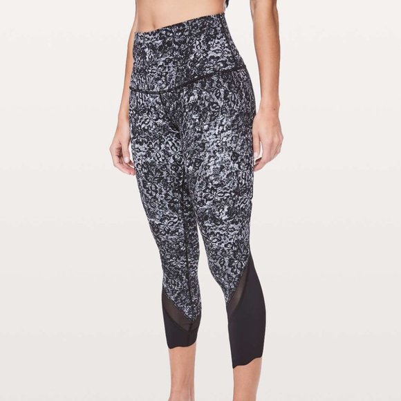 LULULEMON black lace wunder under crop ii scallop - Picture 2 of 10